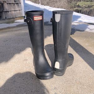 Used Big Kids size 3 Hunter Matte Black boots